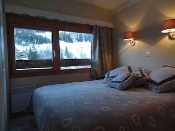 2 - Chambre parents - grand lit avec belle vue sur les pistes