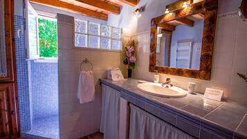 Ducha, secador de pelo, bidet, toallas