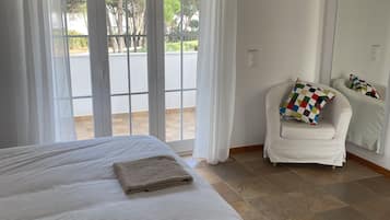 4 quartos, ferros/tábuas de passar roupa, berço de viagem
