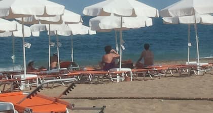 Strandhaus In Aghios Andreas, direkter Zugang zum Meer, lg Veranda, Garten, Wi-Fi.