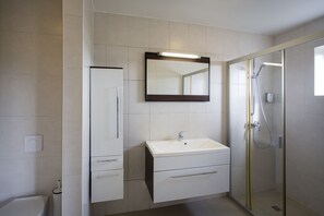 Combined shower/tub, hair dryer, towels