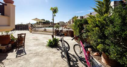 Rosemary Villa! 45m2 uima-allas, iso terassi, kävelymatkan päässä kaupoista!