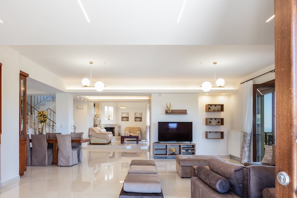 Flat-screen TV, fireplace, DVD player, books