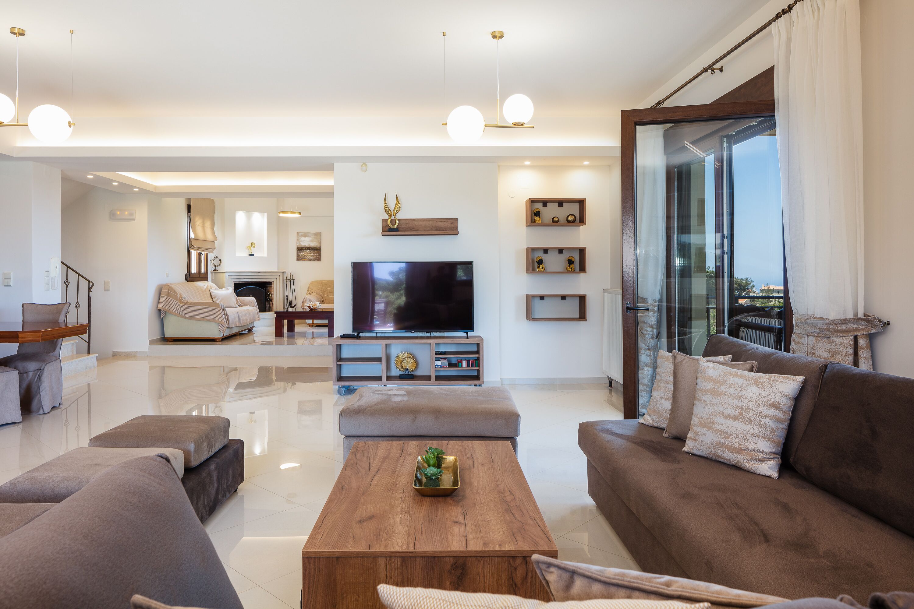 Flachbildfernseher, Kamin, DVD-Player, Bücher