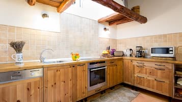 Een koelkast, een microgolfoven, een oven, een kookplaat