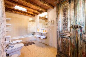 Ensemble baignoire-douche, séchoir à cheveux, serviettes fournies