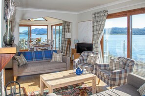 Fernseher, Kamin, DVD-Player, Bücher