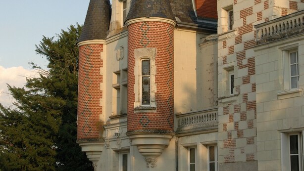 Ein historisches Gebäude mit mehreren Türmen und einem zentralen Eingang.