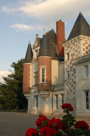 Un bâtiment historique doté de plusieurs tours et d’une entrée centrale.
