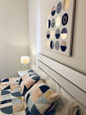 2 عدّة غرف نوم ومكواة/لوح كي وواي فاي وملاءات أسرّة