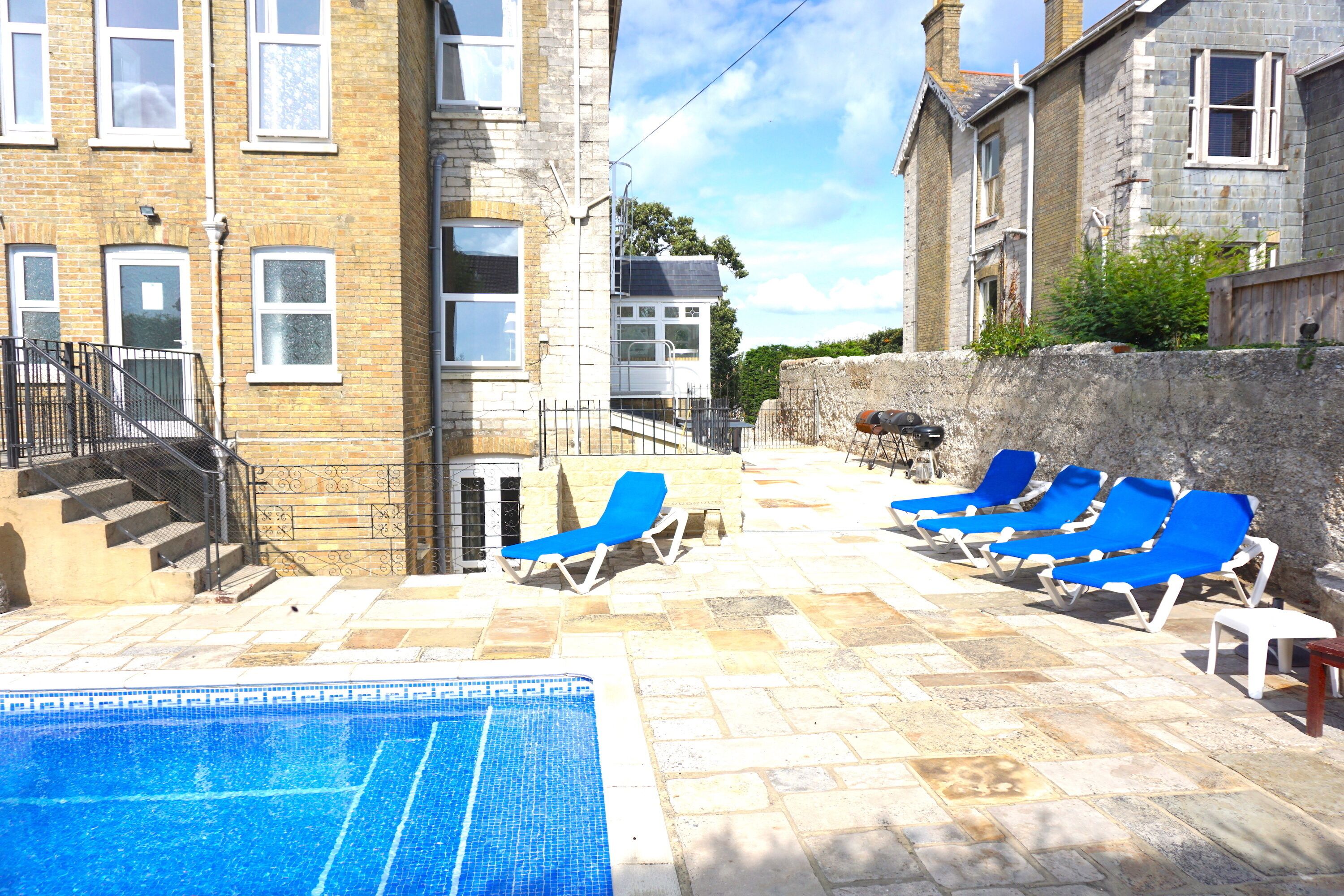 温水プール、サンラウンジャー