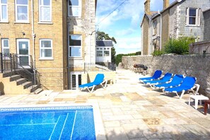 Piscine chauffée, chaises longues