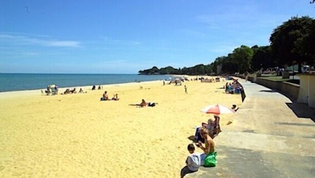 A beach with people sunbathing and walking along the shore. - MANSION WITH SWIMMING POOL, GAMES ROOM, SEA VIEWS, SANDY BEACHES 2 MINS WALK (Ryde)