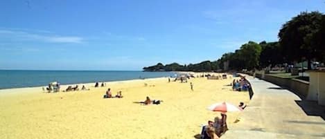 Plage à proximité, chaises longues