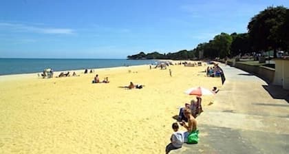 MANSION WITH SWIMMING POOL, GAMES ROOM, SEA VIEWS, SANDY BEACHES 2 MINS WALK