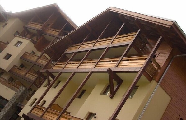 Exterior - Well placed - relaxed - family friendly - a great place to ski - Ski in ski out- (Morillon)