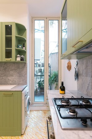 Fridge, microwave, oven, stovetop - Elegant, quiet, large apartment in Palazzo Mango, beautiful heart of old Palermo (Palermo)