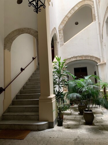 Elegant, quiet, large apartment in Palazzo Mango, beautiful heart of old Palermo