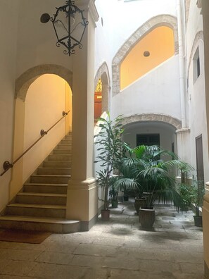 Interior - Elegant, quiet, large apartment in Palazzo Mango, beautiful heart of old Palermo (Palermo)