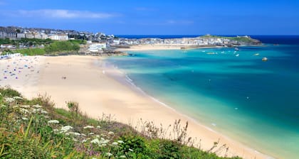 Fabulous 3 Bed Cottage With Parking And Garden Overlooking Porthgwidden Beach