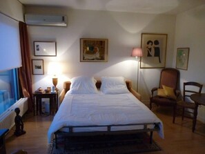 Een strijkplank/strijkijzer, gratis wifi, beddengoed