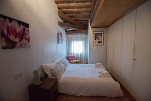 1 habitación, tabla de planchar con plancha, wifi y ropa de cama 