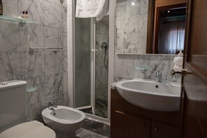 Shower, hair dryer, bidet, towels