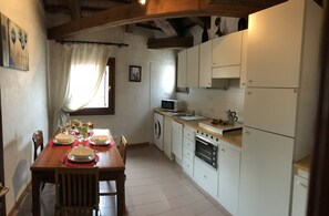 Frigorifero, microonde, forno, piano cottura