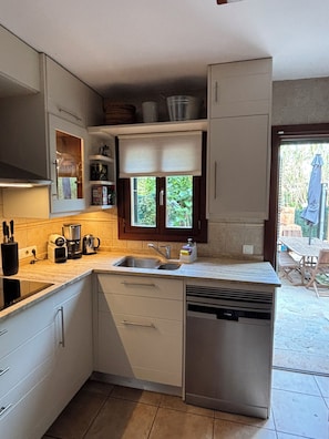 Kühlschrank, Mikrowelle, Ofen, Herdplatte