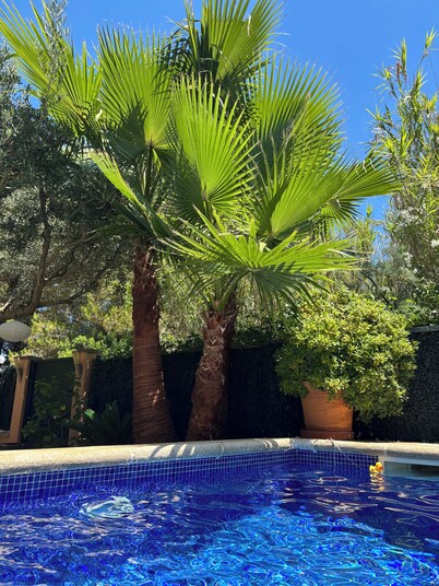 Lovely 3 bdr villa w aircon & wi-fi, private saltwater pool, 400m to beach