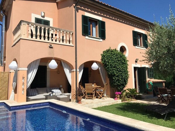 Une maison à deux étages dotée d’une piscine, d’un espace extérieur aménagé et d’un jardin bien entretenu.