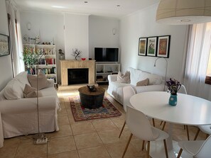 Smart TV, chimenea, libros, estéreo