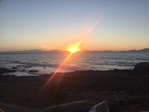 Ranta lÀhistöllÀ, aurinkotuoleja, rantapyyhkeitÀ