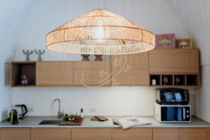 Fridge, microwave, oven, stovetop - TD Casa Fusella with Panoramic Pool and sea view (Polignano a Mare)