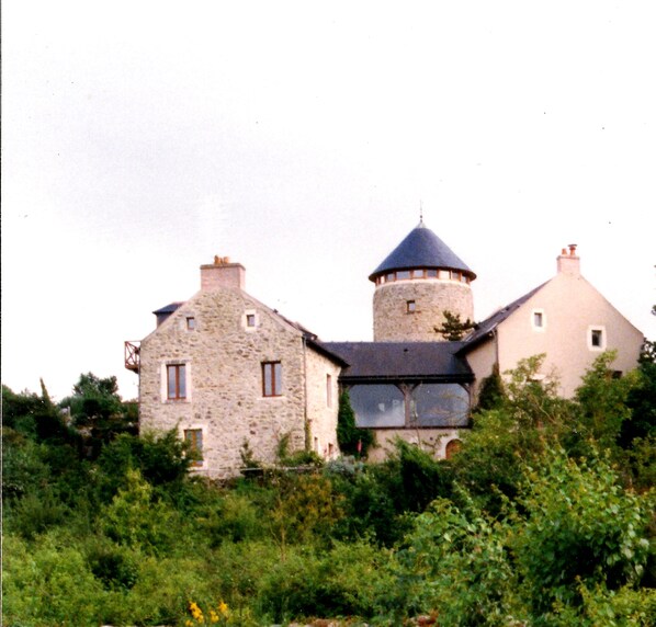 A stone building with a tower and a smaller attached structure. - Le Moulin Géant (Rochefort-sur-Loire)