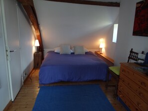 Double Room, Non Smoking, Valley View | Individually decorated, individually furnished, blackout curtains - Le Moulin Géant (Rochefort-sur-Loire)