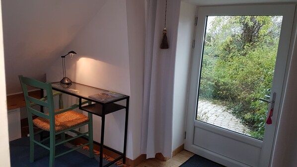 Quarto casal, para não fumantes, vista para o vinhedo | Individualmente decorados, individualmente mobiliados, cortinas blackout