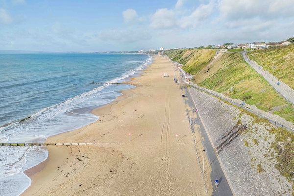 5 Minute drive from Sandy Southbourne Beach