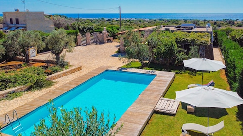 DERNIÈRE MINUTE 24 AU 31/8 - Trullo Elios -Maldives du Salento avec piscine et jacuzzi