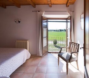 4 chambres, fer et planche à repasser, lit de bébé portatif