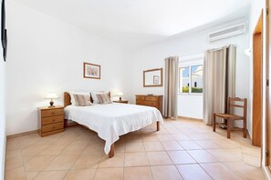 4 室のベッドルーム、セーフティボックス (室内)、アイロン / アイロン台、WiFi (無料)