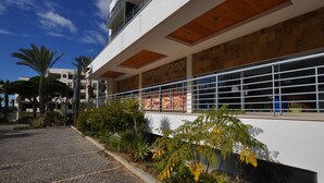 A modern building with a large glass facade, a wooden ceiling, and a sign reading "SUPERMERCADO". - Villa Bia OCV - Private Pool (Albufeira)