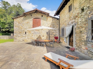 Outdoor dining - Cottage, private pool, beautiful mountain views, WIFI, walk to restaurant (nicciano)