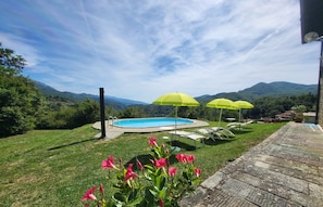 Outdoor pool - Cottage, private pool, beautiful mountain views, WIFI. (nicciano)
