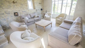 Televisie, een open haard, een dvd-speler en een tafeltennistafel