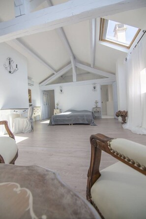 5 bedrooms, iron/ironing board, WiFi, bed sheets - House with garden (Saint-Hippolyte-De-Caton)