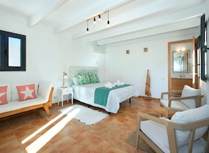 3 bedrooms, iron/ironing board, travel cot, free WiFi