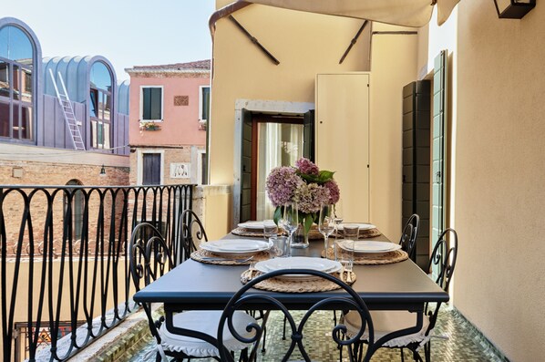 تناول الطعام بالخارج