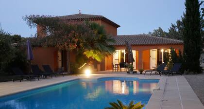 Villa de charme 140 mÂČ â Piscine carrelĂ©e â 2500 mÂČ de terrain â IntimitĂ© totale