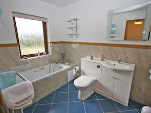 Bathtub, hair dryer, towels, soap - Luxury lodge situated idyllically on the edge of a small working farm (Stranraer)
